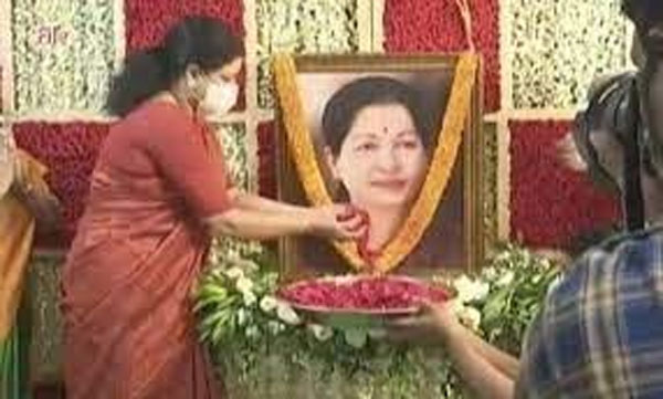 VK Sasikala Returns To Jayalalithaa Memorial 