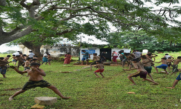 cow-dung-fight-village-karnataka-end-diwali
