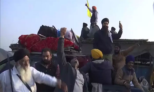 Farmers vacate the delhi border area after announcing to suspend their year-long protest