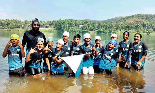 children-swimming-in-the-chaliyar-river