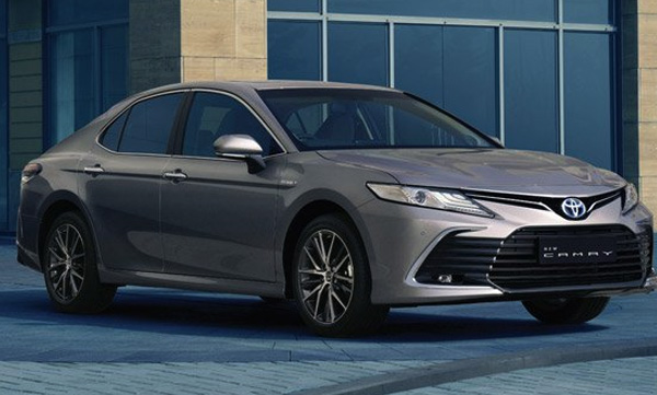 toyota-launched-the-camry-hybrid-facelift-sedan-in-india