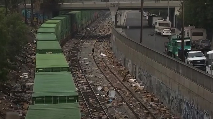 us-freight-trains-in-los-angeles-looted-thousands-of-boxes-left-on-tracks