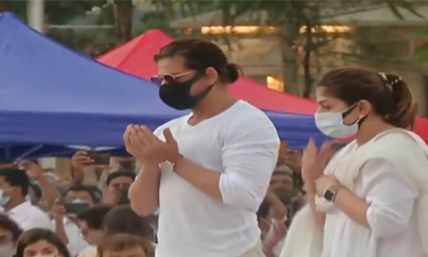 here-s-how-netizens-are-reacting-to-srk-raising-his-hands-in-dua-at-lata-mangeshkar-s-funeral