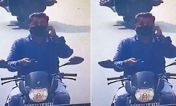vadodara-police-have-arrested-a-man-for-riding-a-bike-while-operating-two-phones