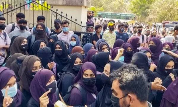വിദ്യാർത്ഥിനികളുടെ ഹര്ജി തള്ളി; ഹിജാബ് നിരോധനം ശരിവച്ച് കര്ണാടക ഹൈക്കോടതി
