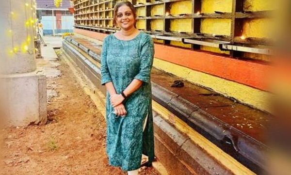 actress-aswathy-sreekanth-visit-thodupuzha-sree-krishna-swami-temple