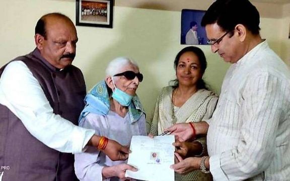 woman's property donate to rahul gandhi