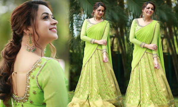 actress-bhavana-flaunts-in-green-dhavani