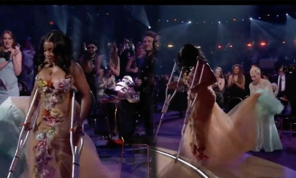 grammy-awards-lady-gaga-helping-sza-with-dress-solana-imani-rowe