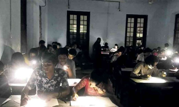 students-wrote-exams-in-mobile-flash-light-due-to-power-supply-disruption