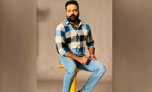 actor-tini-tom-singing-for-a-band