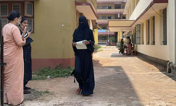 ഹിജാബ് ധരിച്ച പരീക്ഷയെഴുതാന് അനുവദിച്ചില്ല; കര്ണാടകയില് രണ്ട് കുട്ടികള് പരീക്ഷാഹാളില് നിന്ന് ഇറങ്ങിപ്പോയി