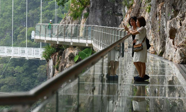 vietnam-opens-glass-bridge-for-tourists-and-its-the-longest-in-world