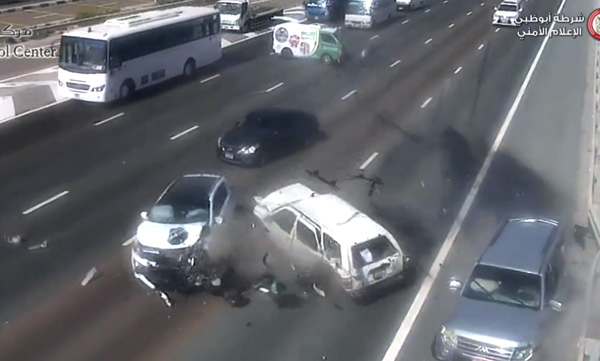 a-driver-stops-illegally-on-highway-and-that-causes-horrific-multi-vehicle-collision-in-abu-dhabi-rbiazl