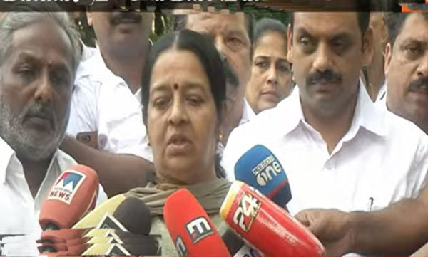 Uma Thomas prayers at p.t thomas' tomb