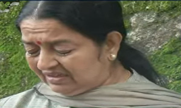 Uma Thomas prayers at p.t thomas' tomb