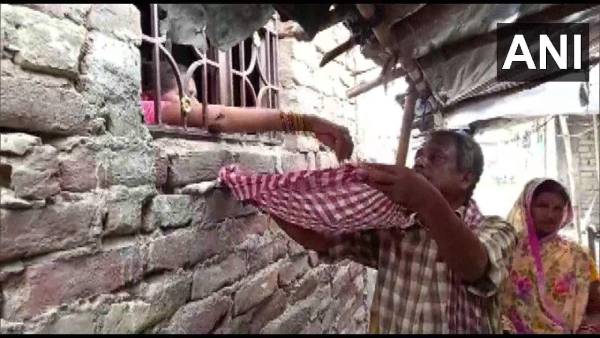 Elderly Couple Begs For Rs 50,000 As Hospital Employee Asks For 'Bribe' To Release Son's Dead Body