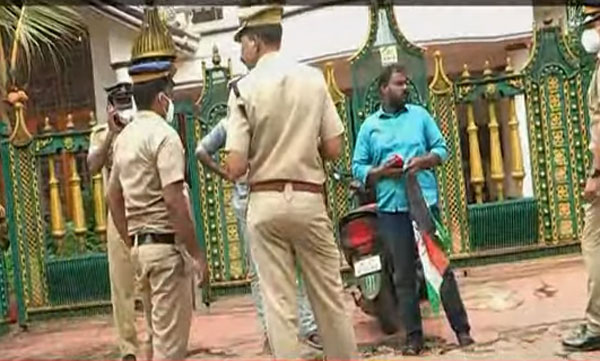 Youth congress black flag protest against cm pinarayi