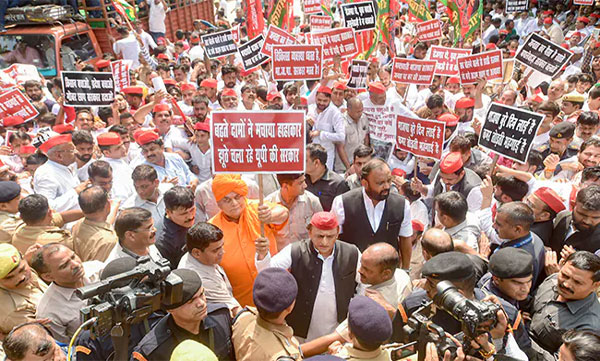 Akhilesh Yadav's Mega Protest March Stopped by UP police