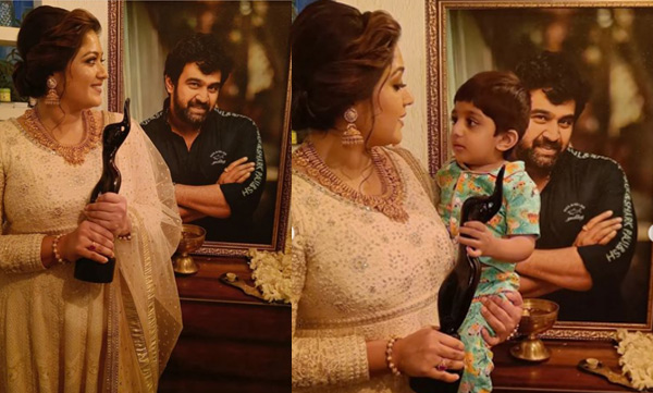 meghana-raj-receive-husband-chiranjeevi-sarjas-filmfare-award
