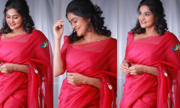 ctress-ramya-nambeesan-red-saree-look-pic-viral