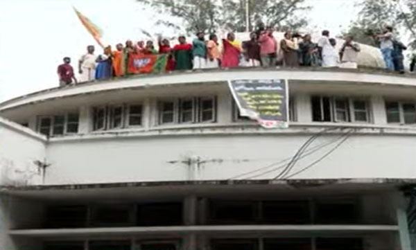 കോര്‍പറേഷനില്‍ ഇന്നും പ്രതിഷേധം; കെട്ടിടത്തിനു മുകളില്‍ കയറി ബി.ജെ.പി കൗണ്‍സിലര്‍മാര്‍; ഗേറ്റിനു മുന്നില്‍ യു.ഡി.എഫ്