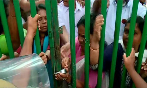 കോര്‍പറേഷനില്‍ ഇന്നും പ്രതിഷേധം; കെട്ടിടത്തിനു മുകളില്‍ കയറി ബി.ജെ.പി കൗണ്‍സിലര്‍മാര്‍; ഗേറ്റിനു മുന്നില്‍ യു.ഡി.എഫ്