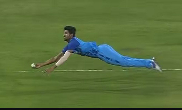Washington Sundar amaze everyone with a beautiful catch......