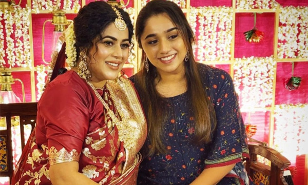 Deepthi vidhu prathap wishes shamna kasim in baby shower with a lovable note