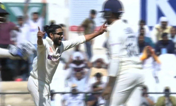 Super Jadeja... Jadeja took Smith's wicket; Smith was surprised