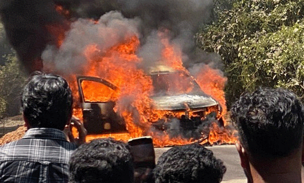 A car caught fire at Mananthavadi Thalapuzha