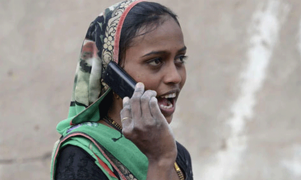 51 % gujarath women don't have cellphone