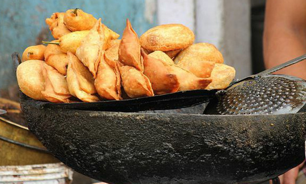 Moosa.. Moosa ...Samosa..Biggest Samosa for just Rs.25!