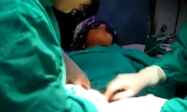 The woman protested the delay in reporting the incident of forgetting the instrument in her stomach during surgery