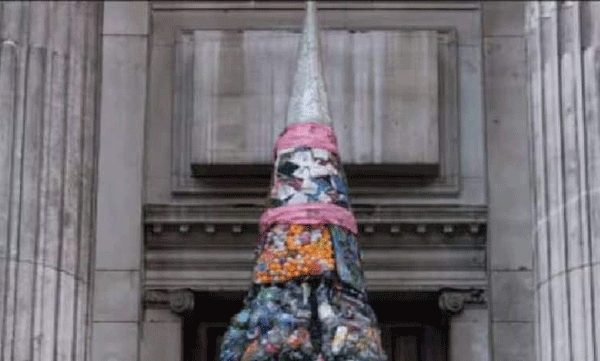  A Christmas tree made of garbage; The mayor behind the design