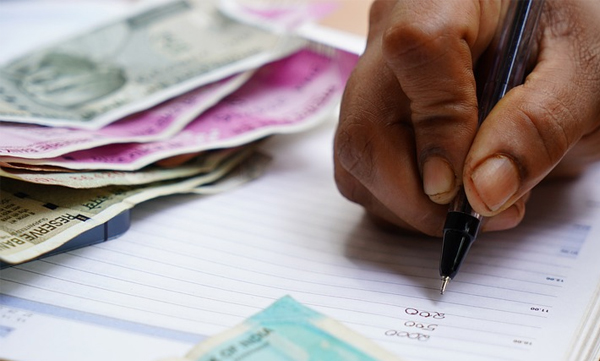 Bribery: Thiruvalla Municipal Secretary and Assistant in Vigilance Pt