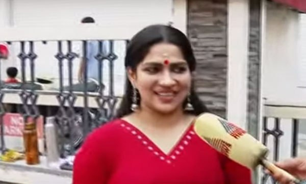 ആറ്റുകാലമ്മയ്ക്ക് പൊങ്കാല അര്പ്പിക്കാന് കുടുംബസമേതമെത്തി സ്വാസിക