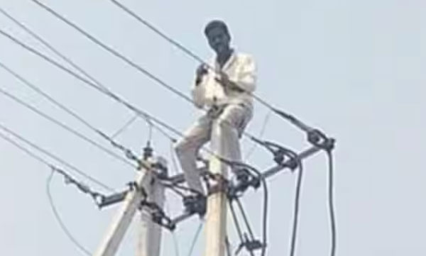 Did not get gold as dowry: Youth threatened to commit suicide by climbing on top of electricity pole
