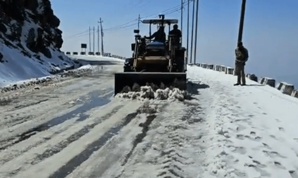 Army rescues over 1,000 stranded tourists