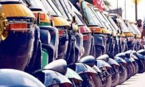  The auto driver's license was suspended for behaving rudely by demanding excessive fare from the passenger