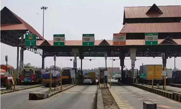 Queue at the toll plaza is more than 100 meters, vehicles should be allowed to pass without toll:HC