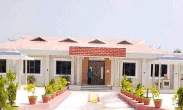 A graveyard as a venue for picnics and pre-wedding photoshoots