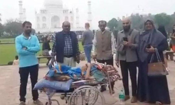 Son makes mother's wish come true: Son visits Taj Mahal with 85-year-old mother who has been bedridden for 32 years