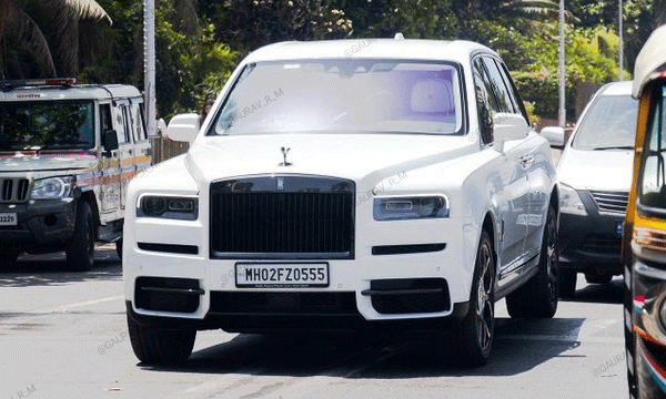 Shah Rukh Khan brings home Rolls Royce Cullinan worth Rs 10 crore 
