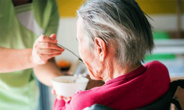 study  finds that alzheimers first signs may appear in your eyes