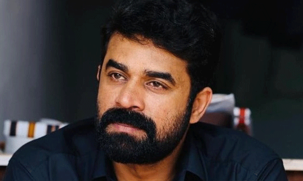 actress against vijaybabu