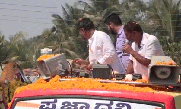 Congress Chief DK Shivakumar Throws Currency Notes During Rally In Mandya