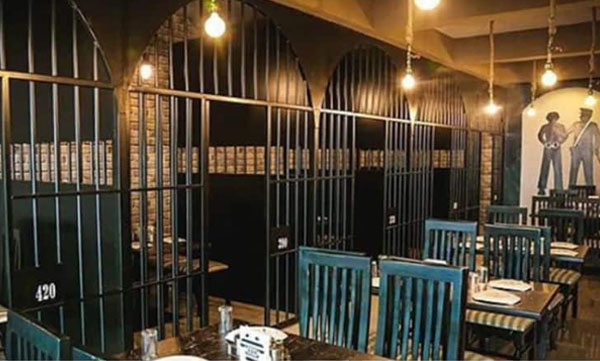 A hotel like A cell to eat, a waiter dressed as a prison officer to take orders