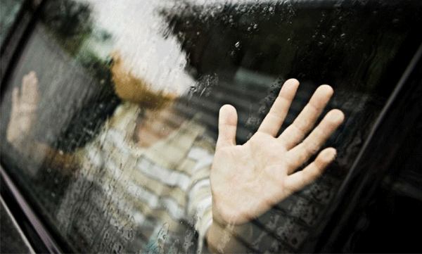 Three-year-old girl trapped in car without ventilation;with luck able to save her life