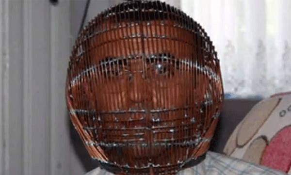 man locked his own head in a cage